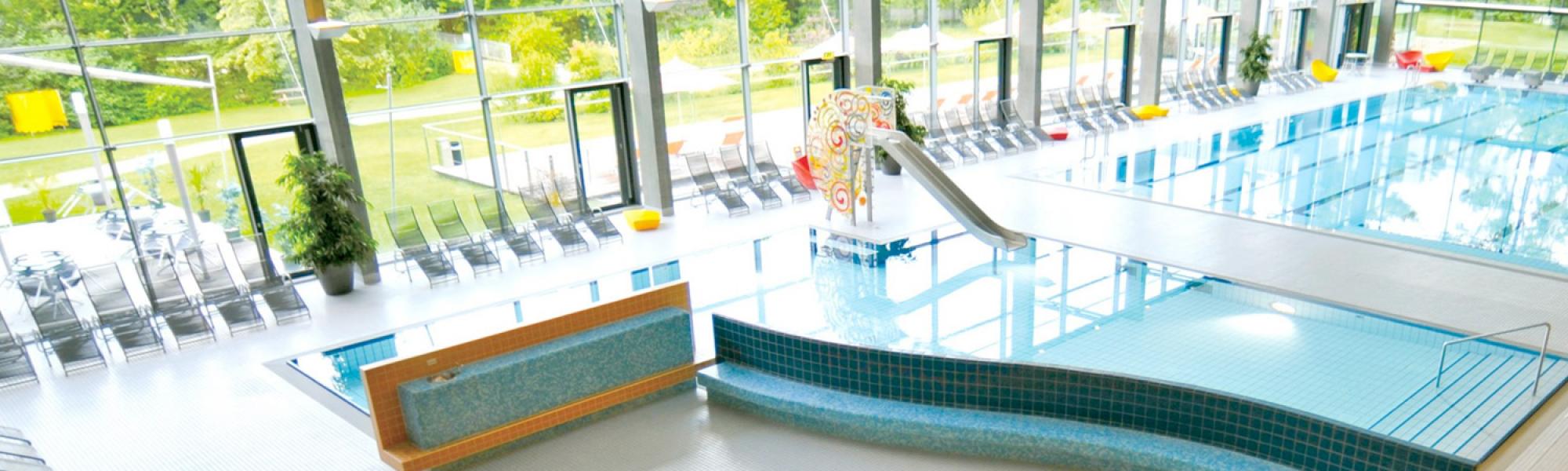 Der Freizeitpark Vöcklabruck bietet mit dem Hallenbad, der Sauna und dem Parkbad ein umfassendes Angebot an Freizeitaktivitäten für die ganze Familie.