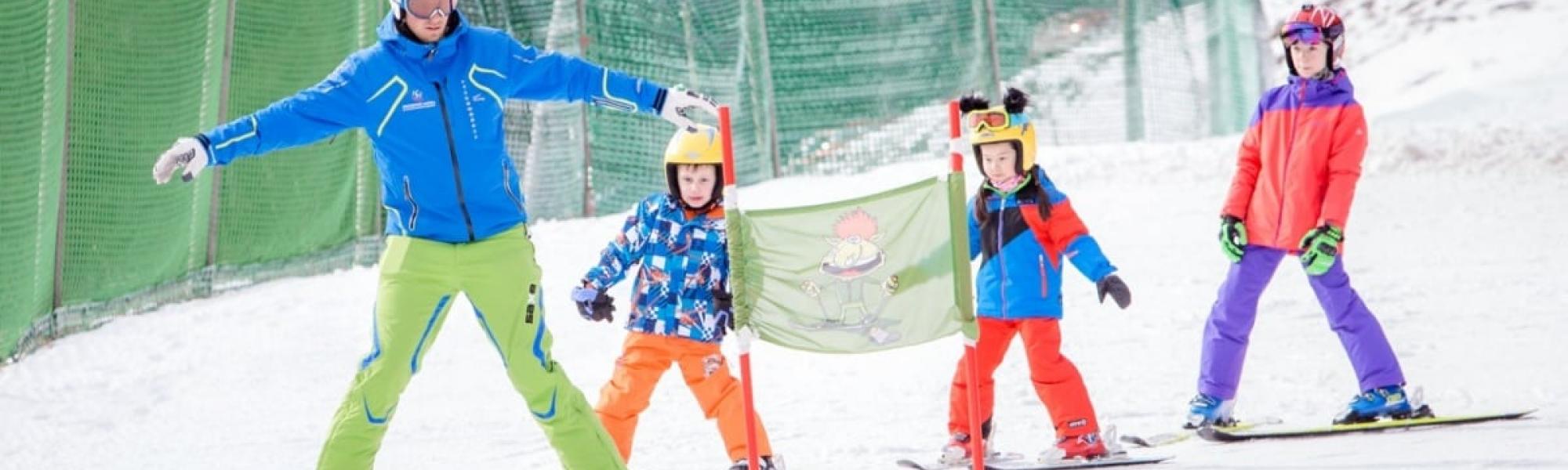 Kinder lernen Skifahren in der Schischule & Schiverleih Hochficht.
