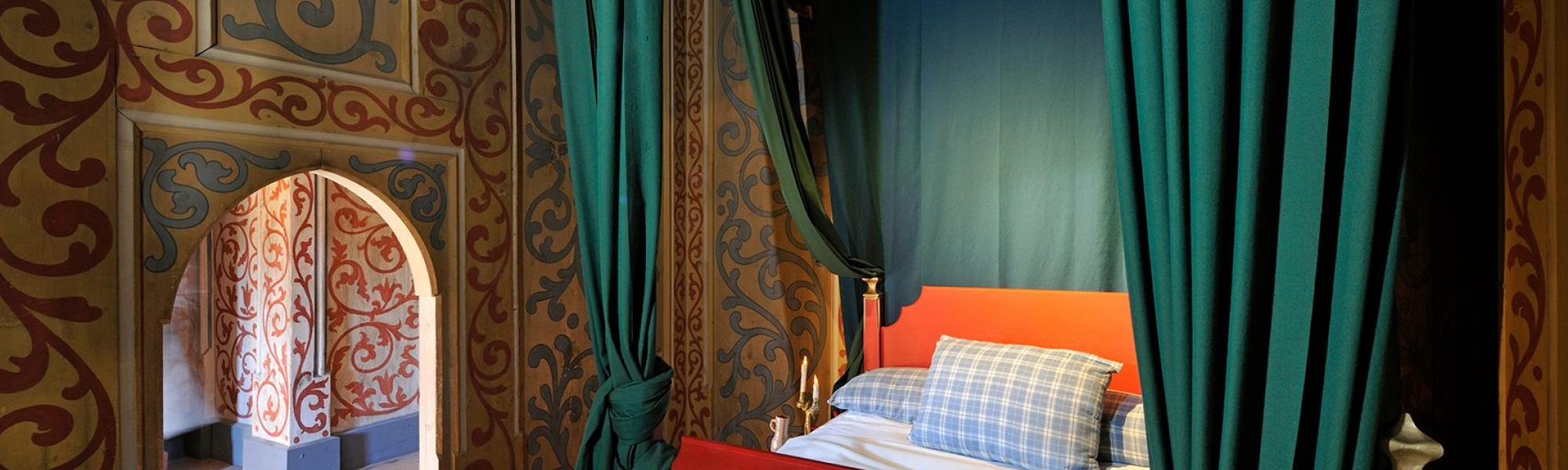 Mittelalterliches Schlafzimmer auf der Burg Mauterndorf. 