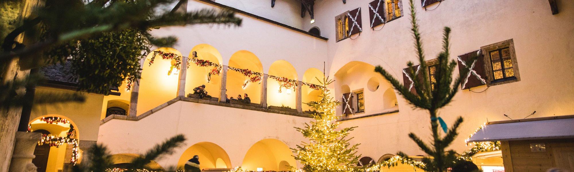 Mittelalterlicher Adventsmarkt auf der Burg Mauterndorf. 