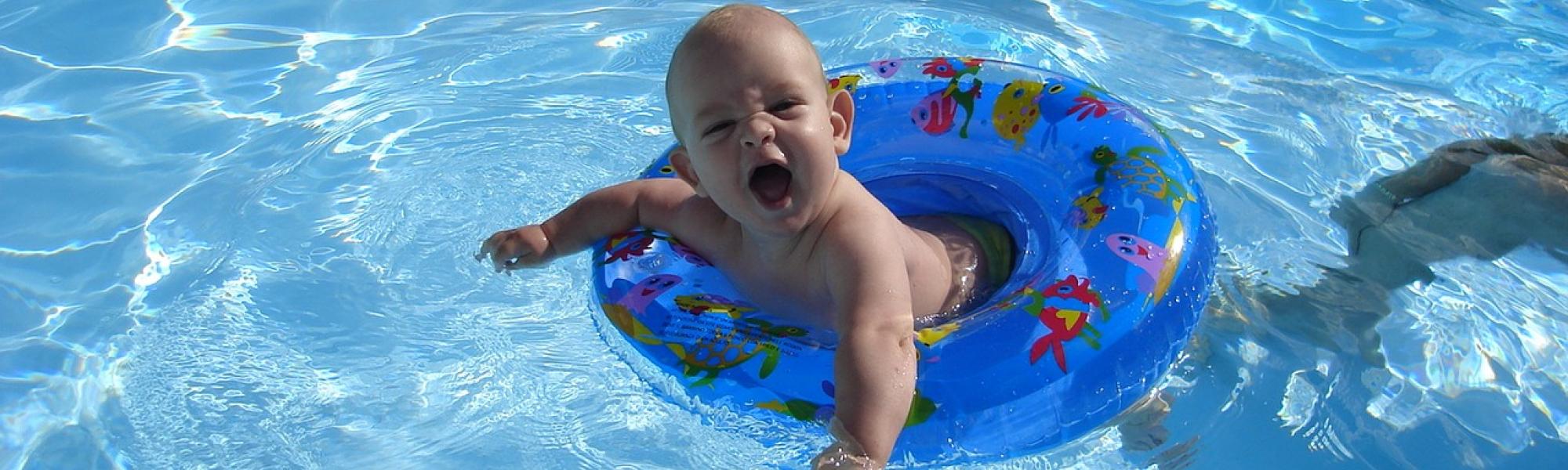 Babys lieben es im Badezentrum Traun zu schwimmen. 