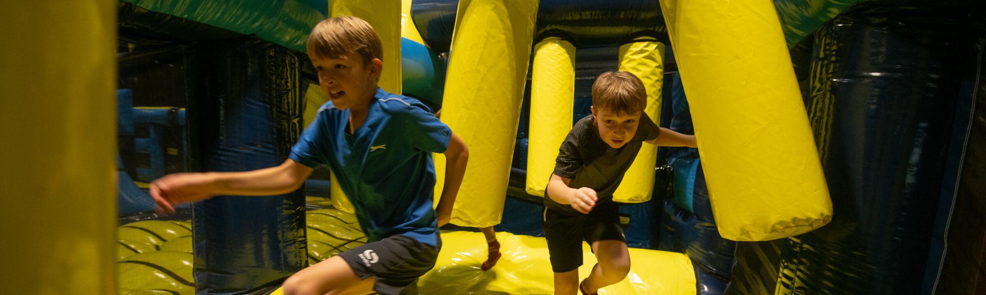 Kinder haben Spaß im Parcour-Park im Flip Lab Center in Graz. 