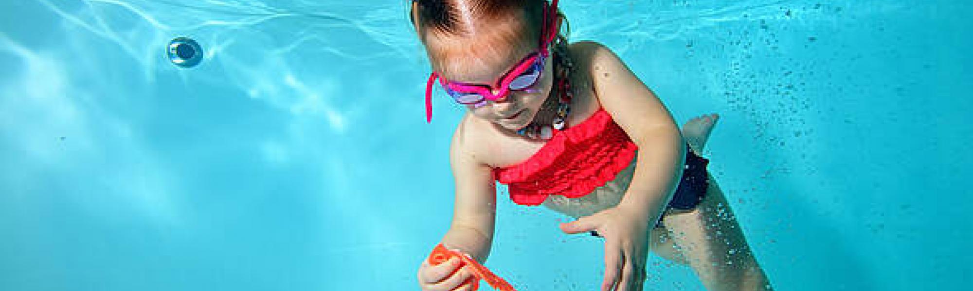 Schwimmendes Kind