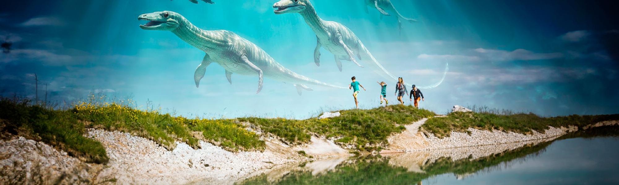 Kinder die mit Dinos am See entlang laufen