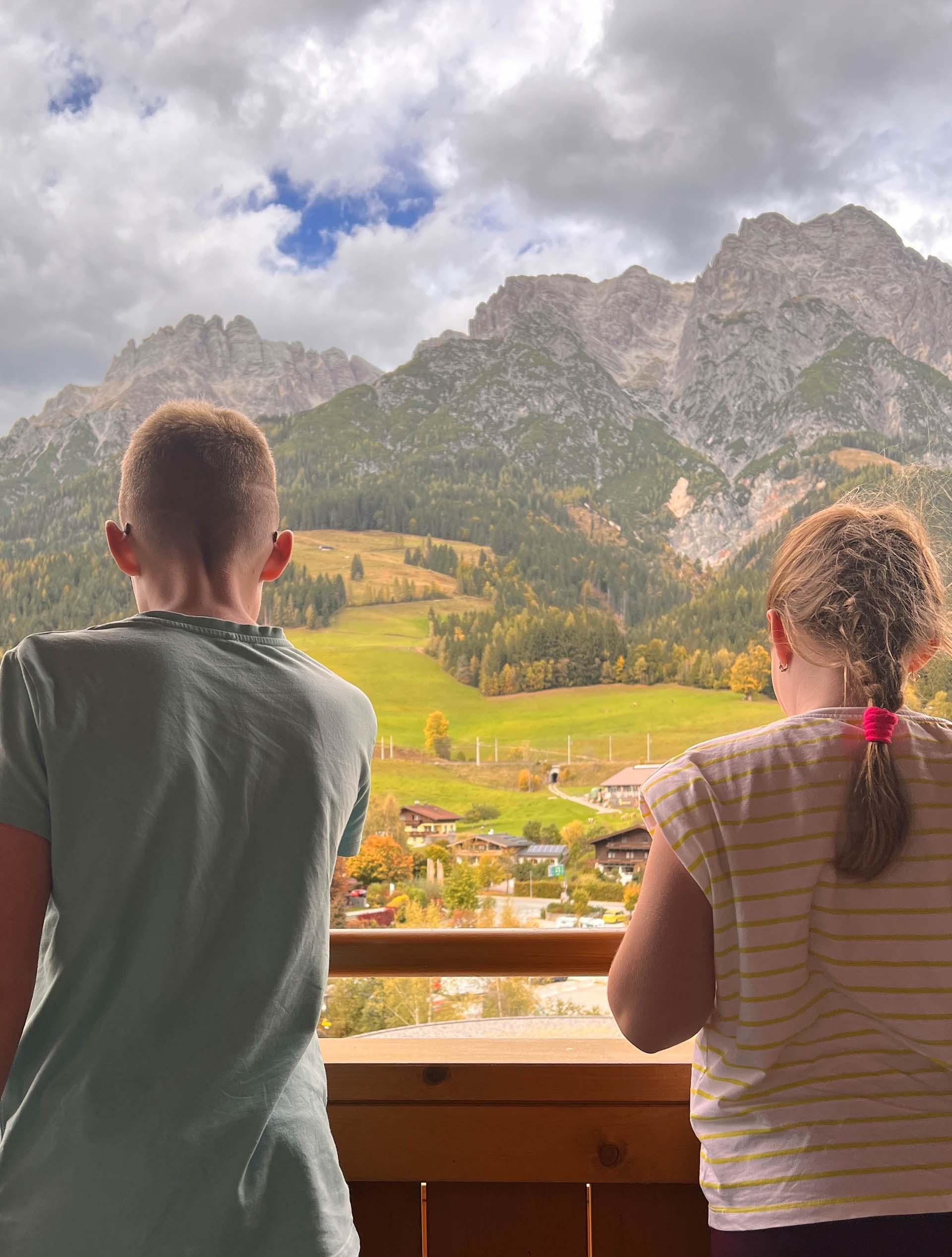 Erlebe einen entspannten Familienurlaub im Good Life Resort Riederalm - Unser Geheimtipp für den Herbst in Österreich!